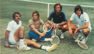 Stasera in tv parte Una squadra, l’imperdibile docuserie sui mitici campioni del tennis italiano Anni 70