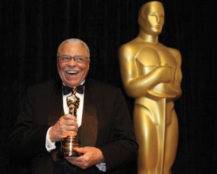 Addio a Dart Fener e Mufasa. È morto a 93 anni l’attore James Earl Jones, 80 film e il “Gesù” di Zeffirelli