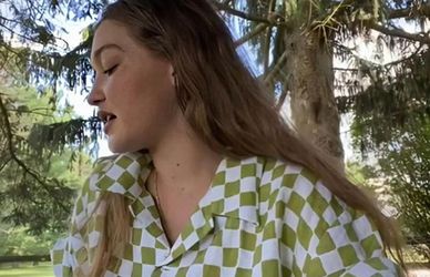 Gigi Hadid incinta si mostra per la prima volta col pancione