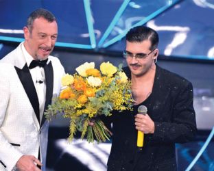 Storia, mondo, canzone, polemiche: chi è Geolier, il rapper che ha vinto la seconda serata di Sanremo