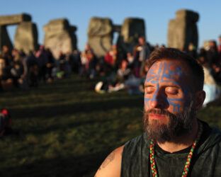 Lo spettacolo dell’alba a Stonehenge: i riti pagani per il solstizio d’estate