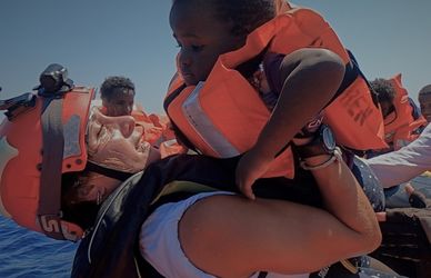 Sulla nave di Medici Senza Frontiere che salva i migranti nel Mediterraneo