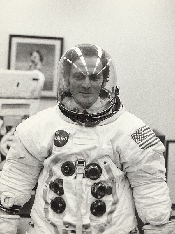Pierre Cardin indossa la tuta da astronauta dell'Apollo 11