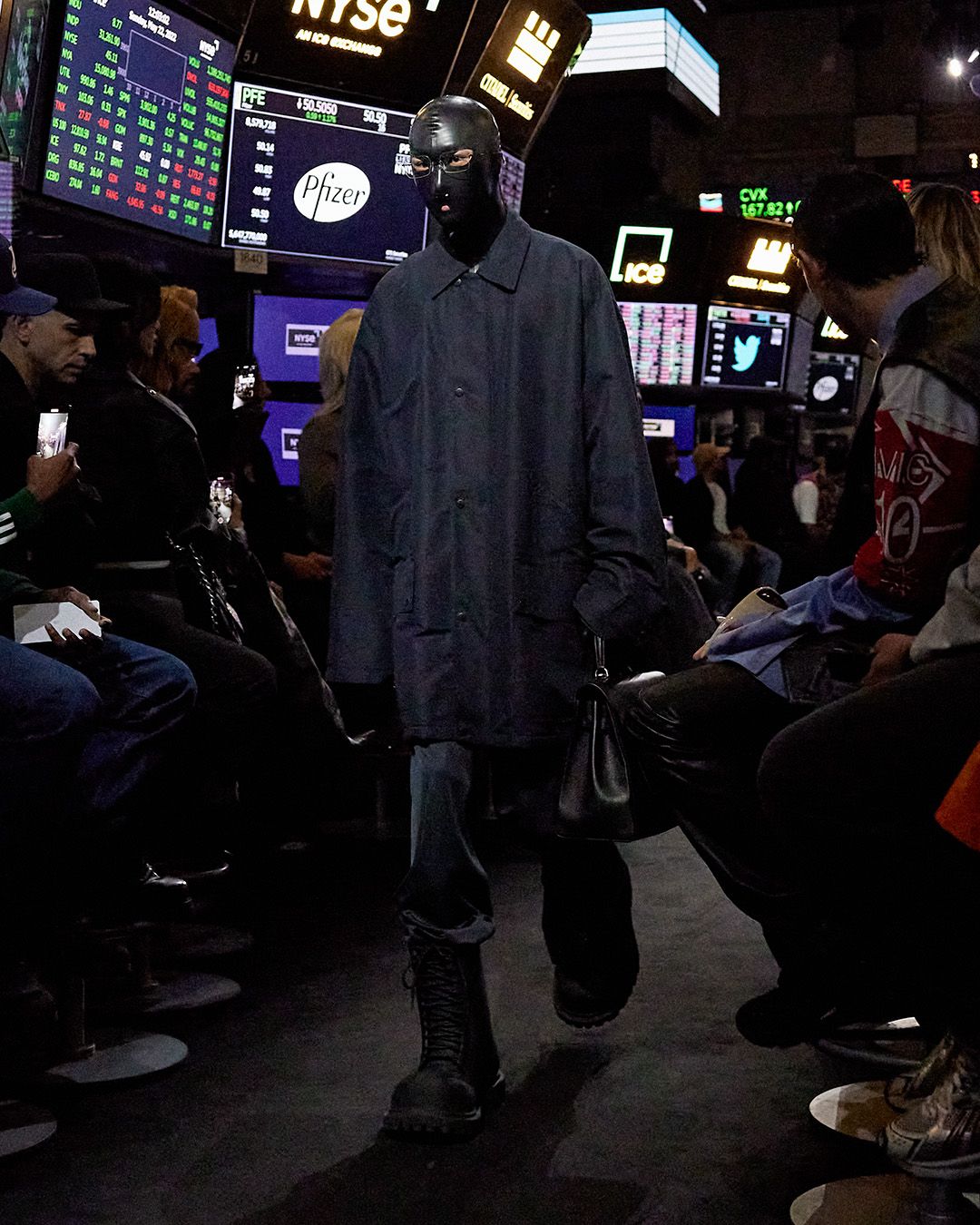 Balenciaga, le foto della controversa sfilata a Wall Street - immagine 32