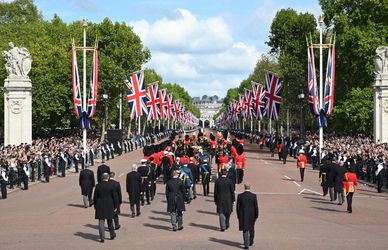 Londra: guarda il corteo della Regina Elisabetta da Buckingham Palace a Westminster. Il video in diretta