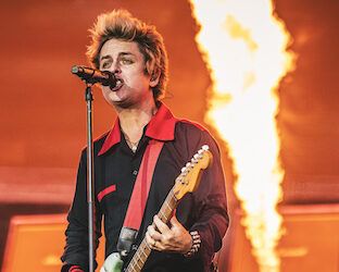 La “celebrazione” dei Green Day, in concerto a Milano: adrenalina made in USA per guardare il mondo