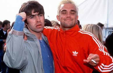 Robbie Williams, 50 anni tra look fashion e sorrisi beffardi