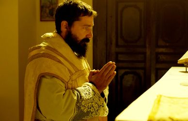 Il Padre Pio hollywoodiano e maledetto di Abel Ferrara: clip in anteprima del film con Shia LaBeouf