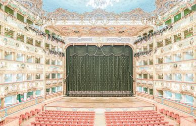 ‘Teatralità’ di Patrizia Mussa: a Palazzo Reale di Milano, la mostra che ci porta in scena