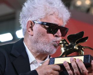 Pedro Almodovar dopo la vittoria a Venezia: “The Room Next Door” è un film sull’eutanasia e la libertà