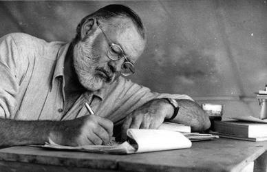 Ernest Hemingway nasceva 120 anni fa. Il suo legame con l’Italia