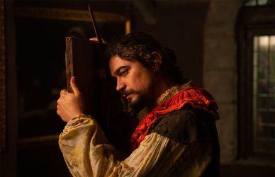 Le luci e le ombre di L’ombra di Caravaggio, tra immagini dipinte e toni da detective story
