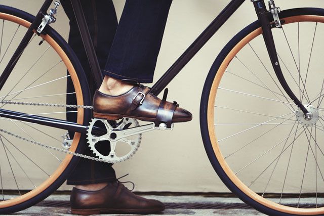Berluti e Cycles Victoire: una due ruote e i suoi accessori per gentlemen sportivi- immagine 1
