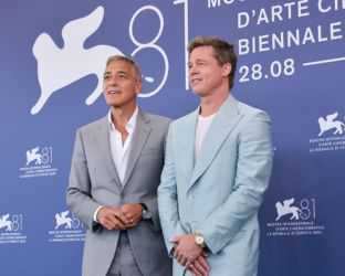 Clooney & Pitt come Newman & Redford: il loro “Wolfs” seduce e fa ridere Venezia. Video