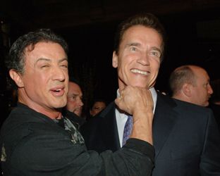 Stallone si inchina a Schwarzenegger: «Lui era più action hero di me. Era il più forte».
