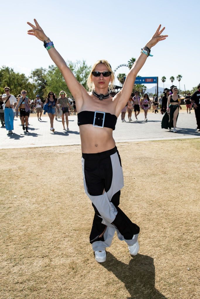 INDIO, CALIFORNIA - APRIL 20: (FOR EDITORIAL USE ONLY) A festival goer attends the 2024 Coachella Valley Music and Arts Festival - Weekend 2 at Empire Polo Club on April 20, 2024 in Indio, California. (Photo by Timothy Norris/Getty Images for Coachella) I look di Coachella 2024, su e giù dal palco - immagine 17