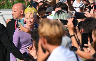 Tilda Swinton superstar a Venezia79: mezza Ucraina nei capelli e doppia in The Eternal Daughter