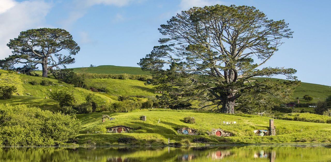 Viaggio nella Terra di Mezzo: Airbnb apre alle prenotazioni per soggiornare a Hobbiton, la Contea degli Hobbit