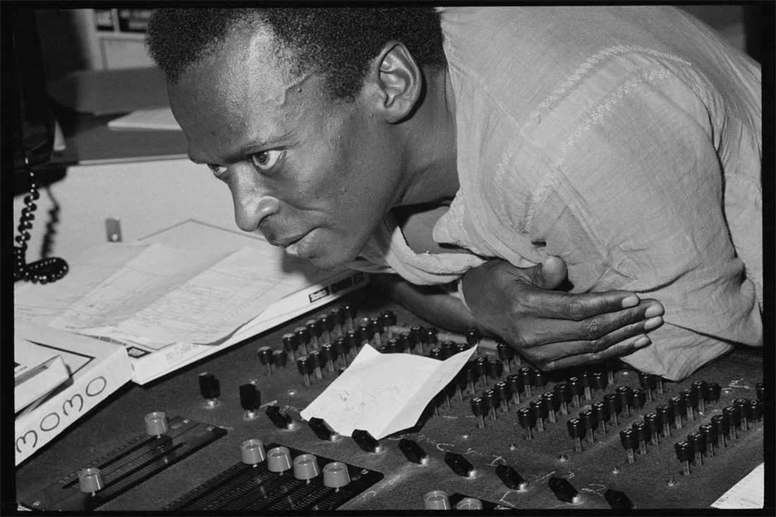 Miles Davis in tre giorni, dal 19 al 21 agosto 1969, registra Bitches Brew. Il jazz che si fonde con il rock, il funky e la fusion.