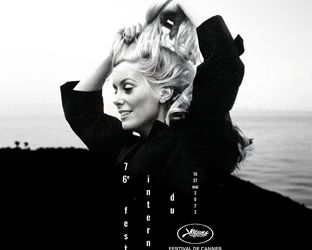 Catherine Deneuve superstar sul poster ufficiale di Cannes 2023: la bellissima storia di questa foto