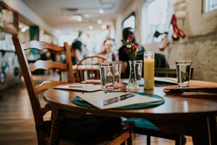 Zona gialla: ristoranti aperti e regole dei tavoli