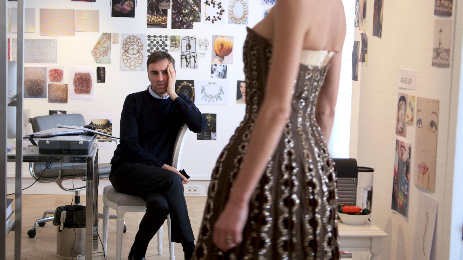 Raf Simons in una scena di Dior and I