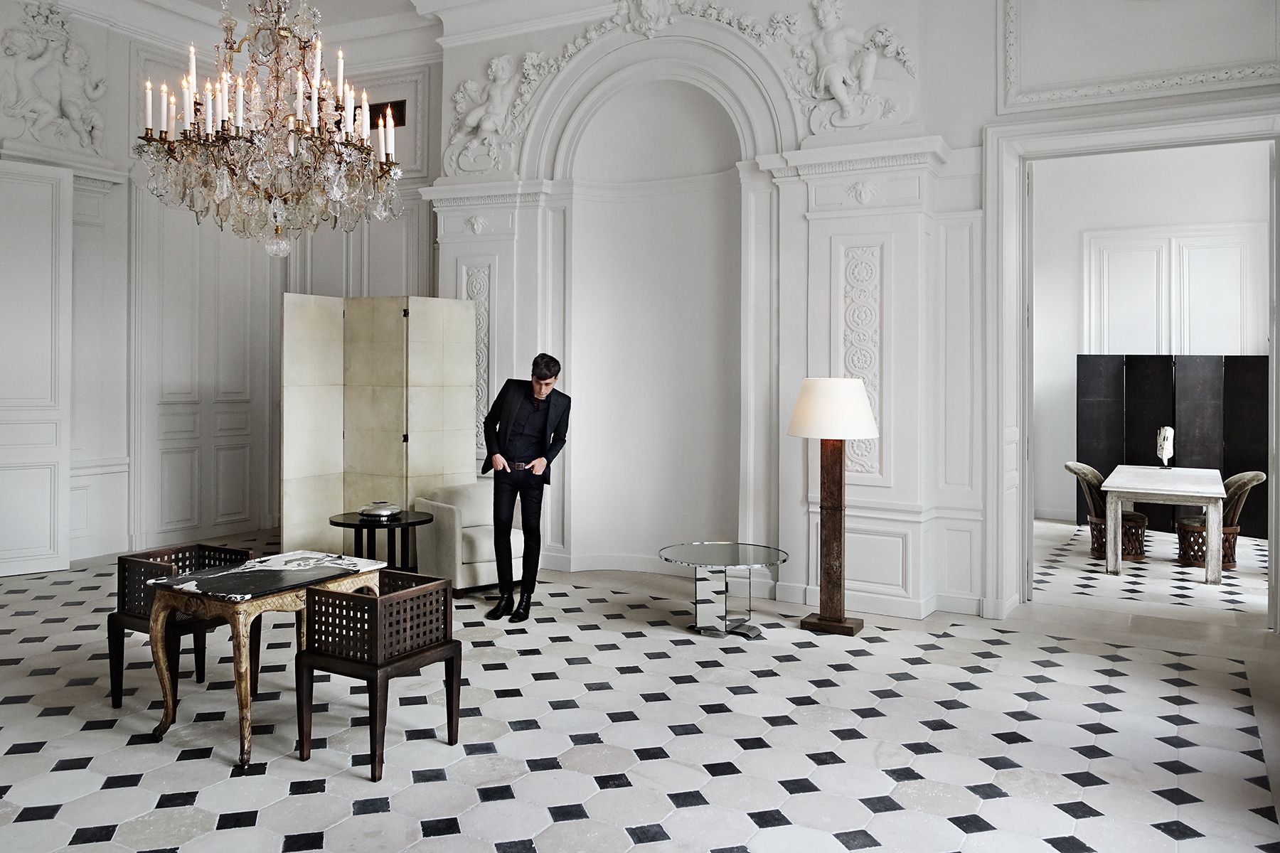 Hedi Slimane in un interno della Yves Saint Laurent Couture House in rue de l'Université a Parigi