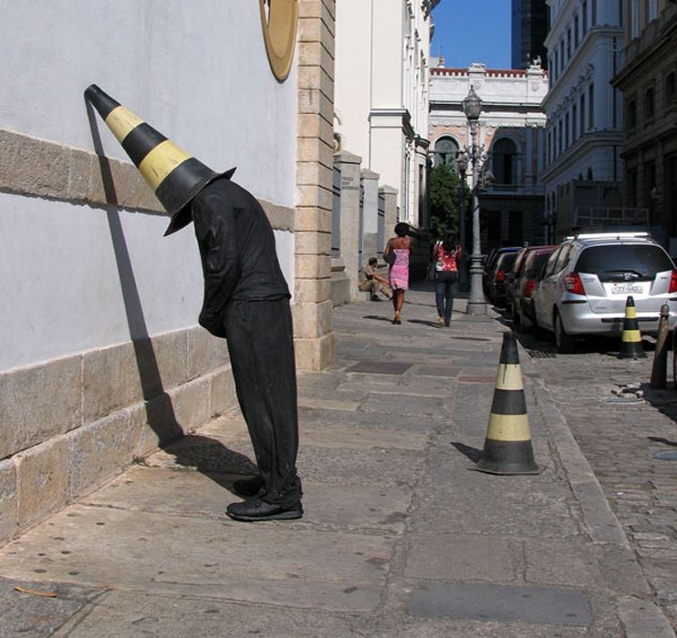 Street art: i manichini realistici di Mark Jenkins - immagine 3