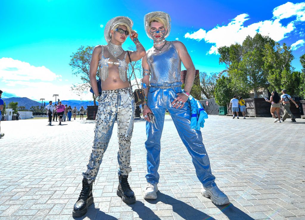 Festivalgoers attend the Coachella Valley Music and Arts Festival in Indio, California, on April 14, 2024. (Photo by VALERIE MACON / AFP) (Photo by VALERIE MACON/AFP via Getty Images) I look di Coachella 2024, su e giù dal palco - immagine 12
