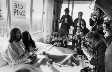John Lennon compie 80 anni: dai Beatles al Bed-in con Yoko Ono