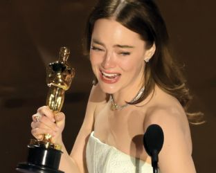 Oppenheimer vince 7 Oscar, Emma Stone trionfa: sconfitti Scorsese, Garrone, Barbie e Bradley Cooper