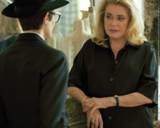 Catherine Deneuve e Chiara Mastroianni in “Marcello mio”: la clip “No, non era un buon kisseur”