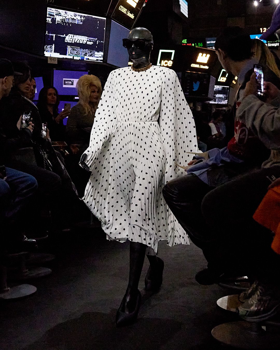 Balenciaga, le foto della controversa sfilata a Wall Street - immagine 41