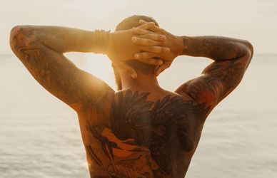 Tatuaggi al sole: i migliori stick per proteggerli dallo sbiadimento