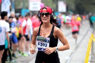 Milano Marathon si fa bella con l’abito scuro di Armani