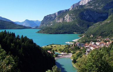 Lago di Molveno: un lapislazzulo incastonato tra le Dolomiti di Brenta