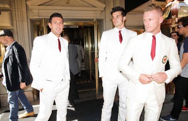 Lino bianco, cravatta rossa. Le divise estive del Milan firmate Dolce & Gabbana
