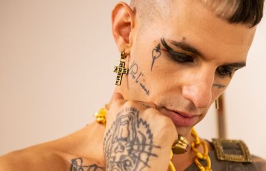 Tra le celebs è boom di tatuaggi in faccia. Ma nella realtà?