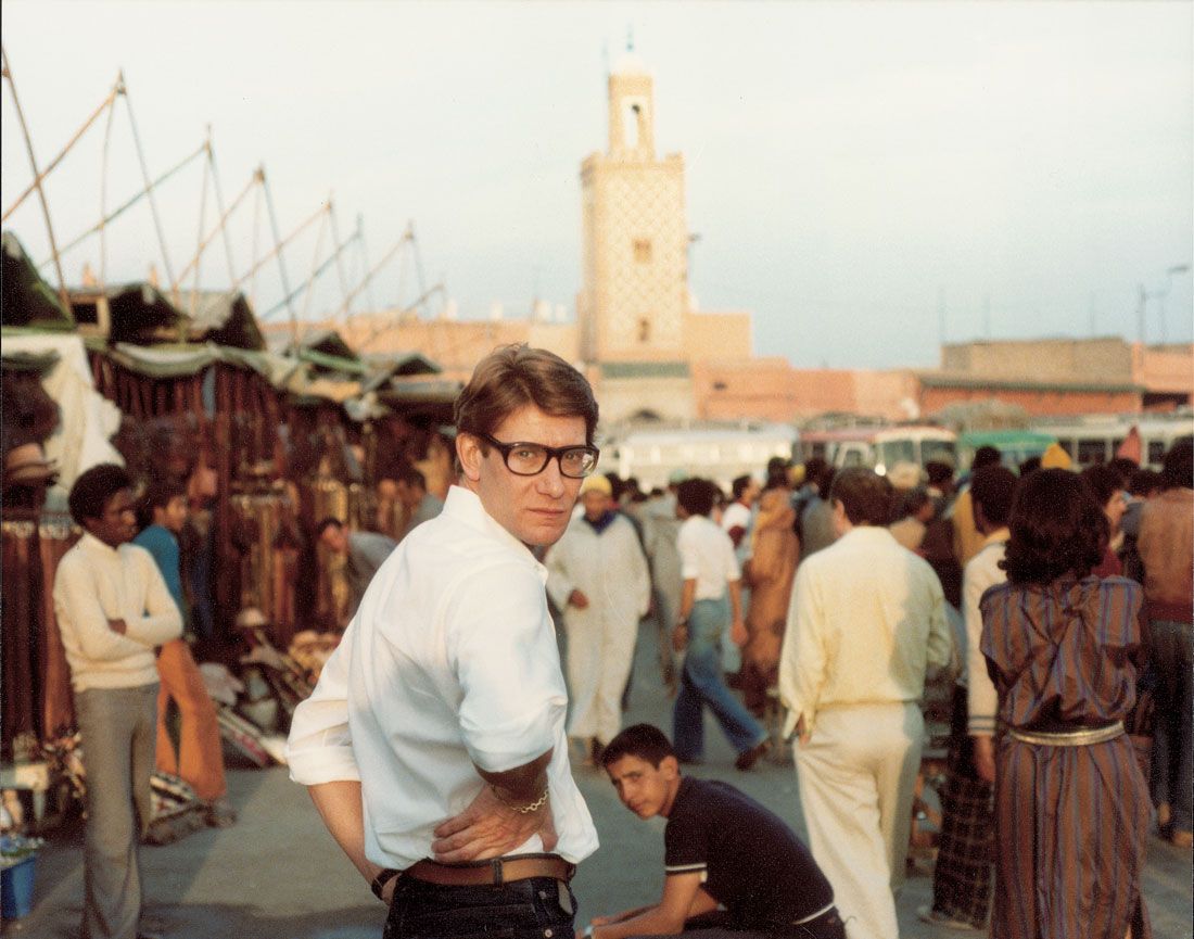 Yves Saint Laurent in piazza Djemaa-El-Fna a Marrakech Ph © Reginald Gray courtesy of Musée YSL