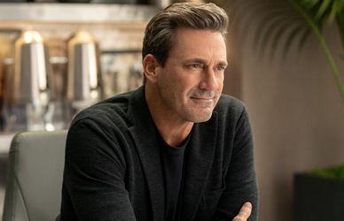 Com’è The Morning Show 3, su Apple +? Per fortuna che c’è Jon Hamm