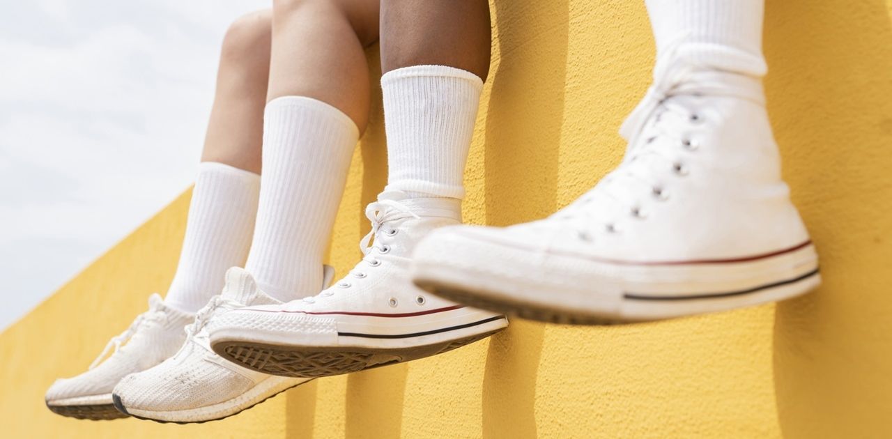 Uomo, Scarpe Bianche: La Guida Definitiva per un Look Impeccabile in Ogni Occasione
