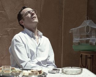 Elio Germano è il boss Matteo Messina Denaro in “Iddu”: la clip in anteprima del film in uscita il 10 ottobre