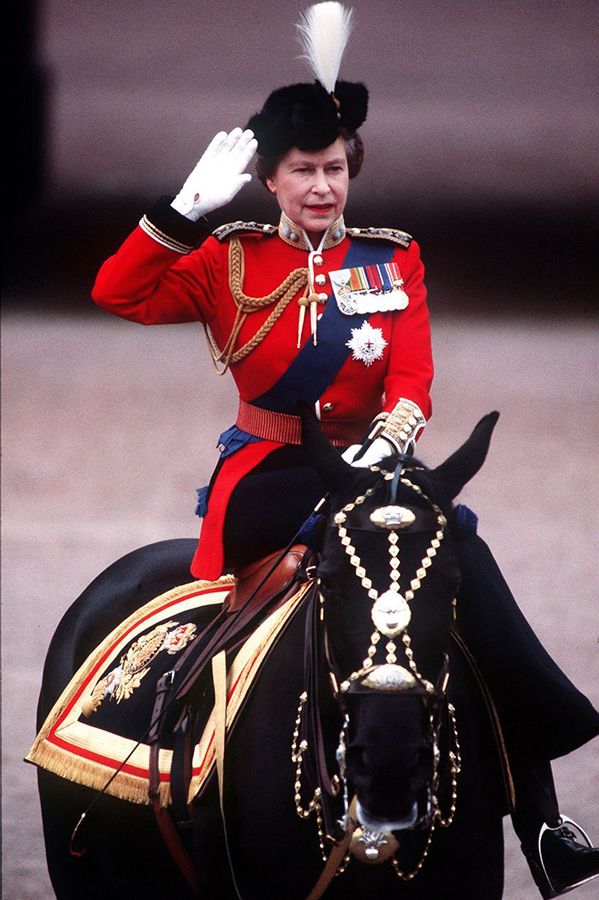 elisabetta regina Trooping the Colour giugno 2021 Regina Elisabetta Kate Middleton Principe William Carlo e Camilla Reali inglesi Harry e Meghan Markle famiglia reale inglese regina elisabetta
