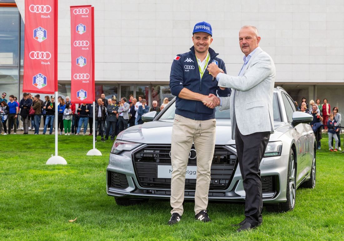 Fabrizio Longo, direttore di Audi Italia, consegna l'Audi A6 Avant a Manfred Moelgg