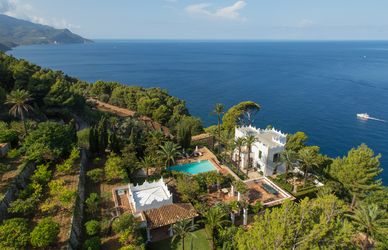 Michael Douglas vende la sua villa di lusso alle Baleari