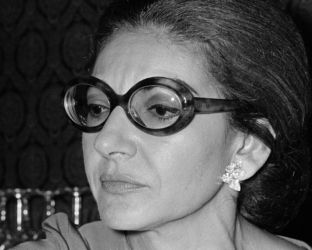 La storia vera di “Maria”, il film sulla Callas in concorso oggi a Venezia: gli ultimi giorni della divina