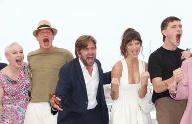 Festival di Cannes 2022, il rito del photocall: gli svedesi esultanti hanno già in tasca la Palma?