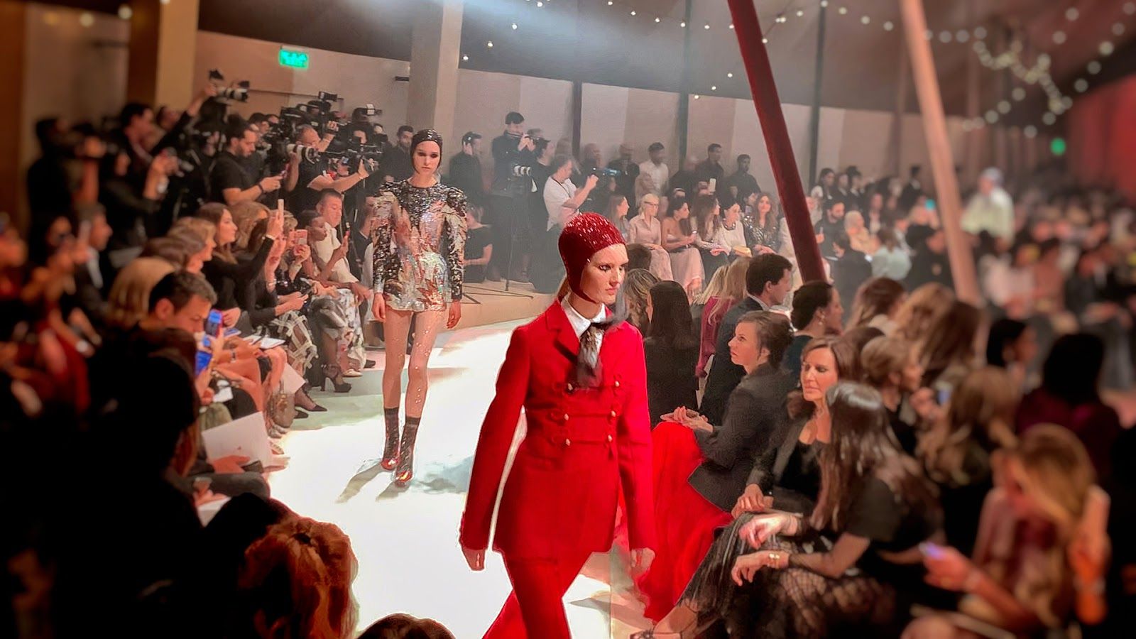 Dior sfila a Dubai con la collezione Haute Couture- immagine 5