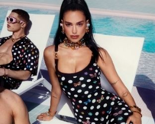 “La Vacanza”: Donatella Versace e Dua Lipa per una collezione a quattro mani
