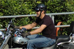 George Clooney è a Laglio con la moglie Amal: a chi ha venduto la sua ultima adorata Harley?